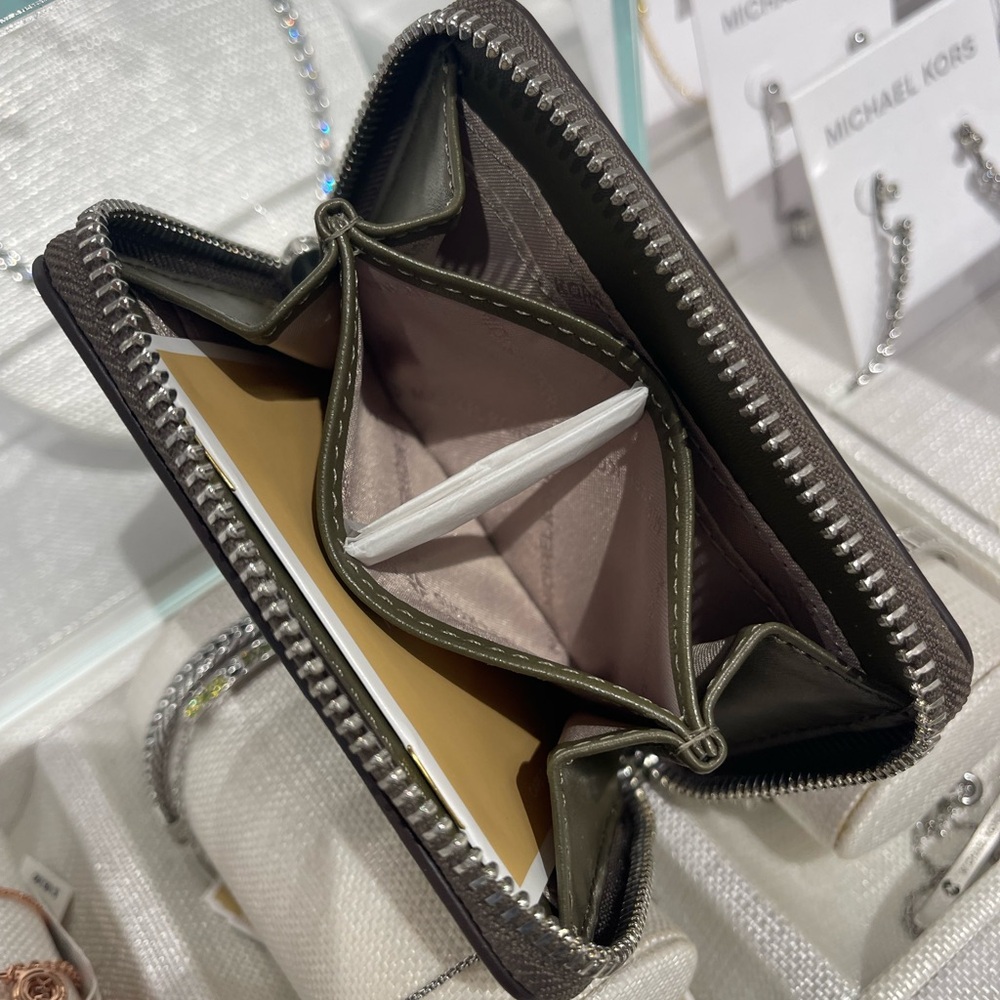 MICHAEL KORS Jet Set Medium Distressed Zip Around Card Case
Olive
NWT - Picture 2 of 16